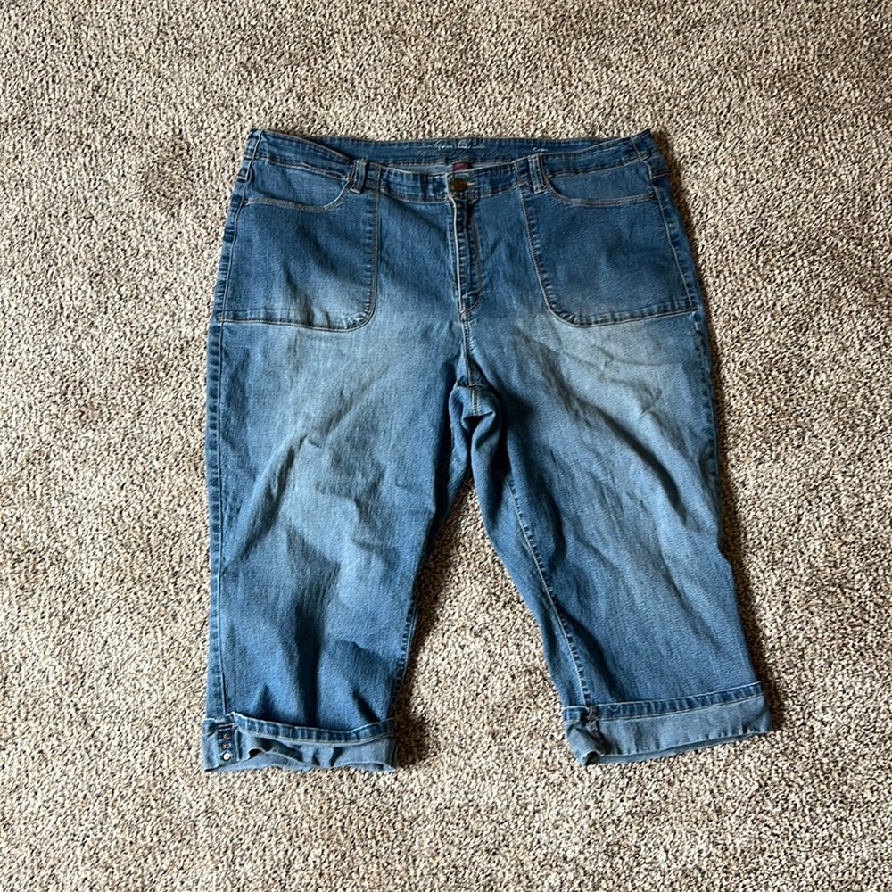 Gloria Vanderbilt capris jean
